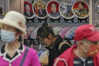 Reconnaissant que l'absence de données officielles rend difficile l'obtention de chiffres précis, le rapport estime le nombre de ressortissants chinois faisant actuellement l'objet de telles interdictions à plusieurs dizaines de milliers.